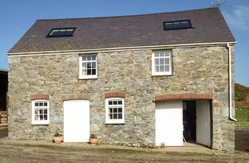 3 bedroom Bran Goesgoch beach and hot tub in Anglesey