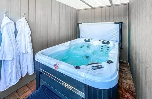 2 bedroom Branwen Cottage beach and hot tub in Anglesey
