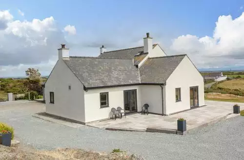 4 bedroom Bryn Meilw beach and hot tub in Anglesey