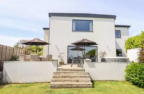 4 bedroom Bryn Mor beach and hot tub in Anglesey