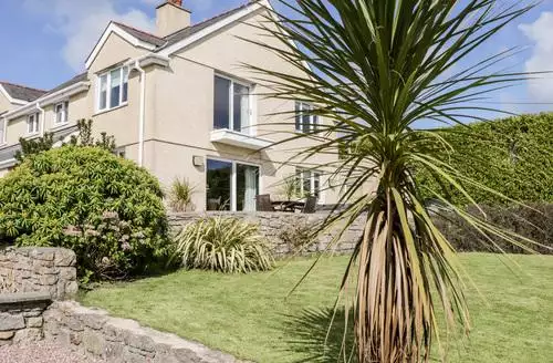 7 bedroom Bryn Y Don beach and hot tub in Anglesey