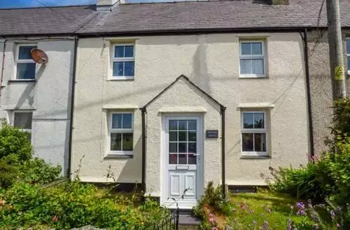 2 bedroom Bwthyn Megan beach and hot tub in Anglesey