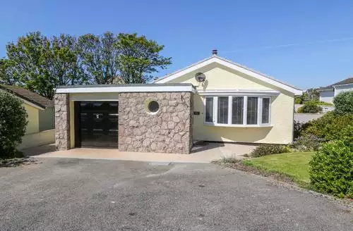 3 bedroom Croeso beach and hot tub in Anglesey
