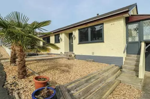 3 bedroom Daisy Cottage beach and hot tub in Anglesey