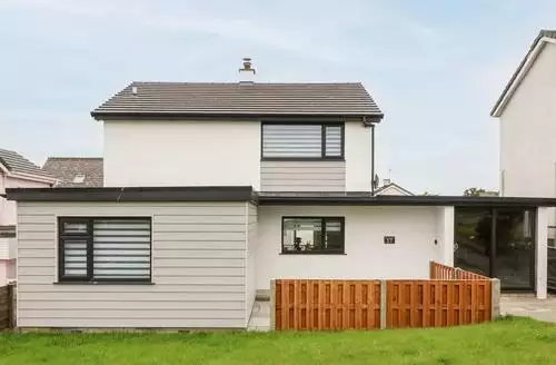 4 bedroom Daresfield beach and hot tub in Anglesey