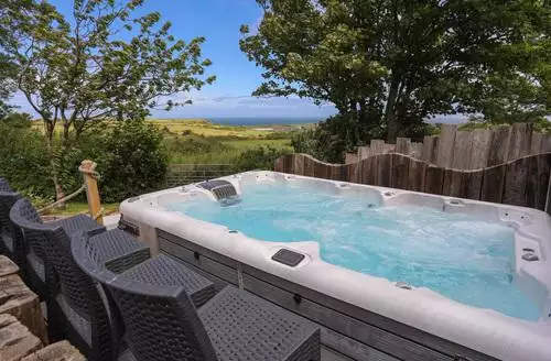 5 bedroom Hen Gilfach beach and hot tub in Anglesey
