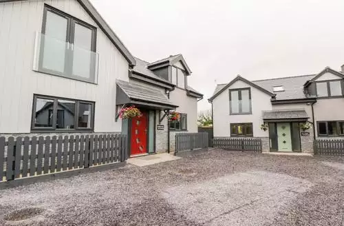 3 bedroom Meadow View beach and hot tub in Anglesey