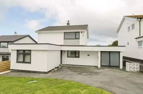 4 bedroom Melody beach and hot tub in Anglesey