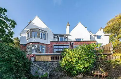 7 bedroom Menai Manor beach and hot tub in Anglesey