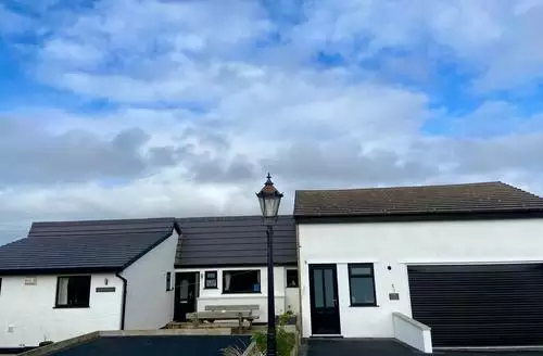 5 bedroom Minerva beach and hot tub in Anglesey