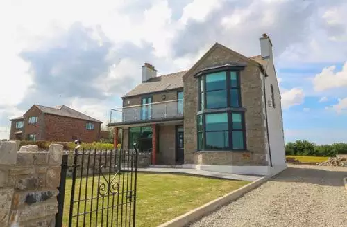 3 bedroom Morawelon beach and hot tub in Anglesey