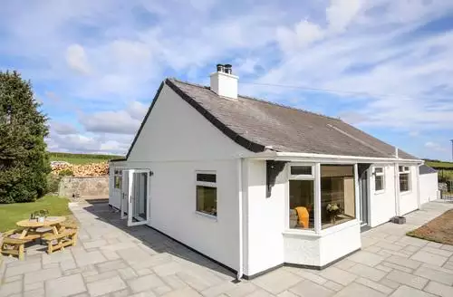 3 bedroom Mynydd Mwyn beach and hot tub in Anglesey