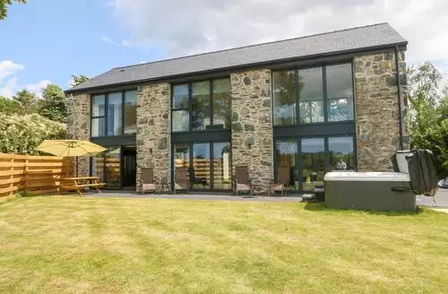 3 bedroom Pen Y Bryn beach and hot tub in Anglesey