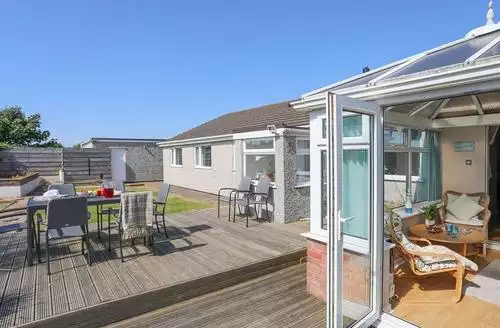 5 bedroom Pencraig beach and hot tub in Anglesey