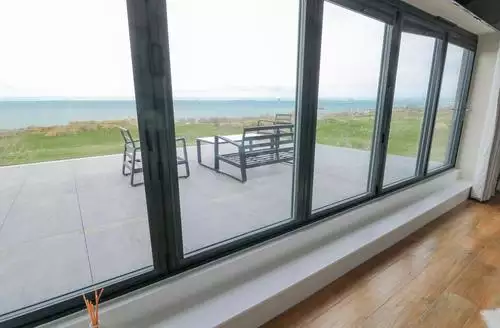 5 bedroom Pengarnedd beach and hot tub in Anglesey
