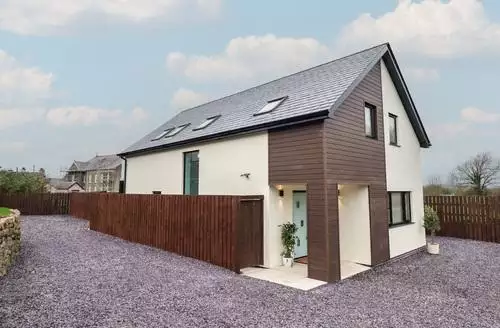4 bedroom Pistyll Ddu beach and hot tub in Anglesey