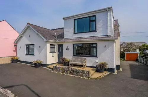 6 bedroom Porth Ewyn beach and hot tub in Anglesey