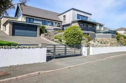 6 bedroom Seaddler beach and hot tub in Anglesey