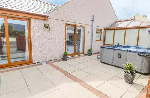 1 bedroom Smithy Cottage beach and hot tub in Anglesey