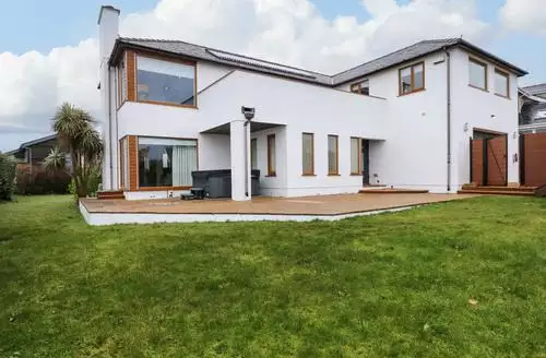6 bedroom Swyn Llyr beach and hot tub in Anglesey