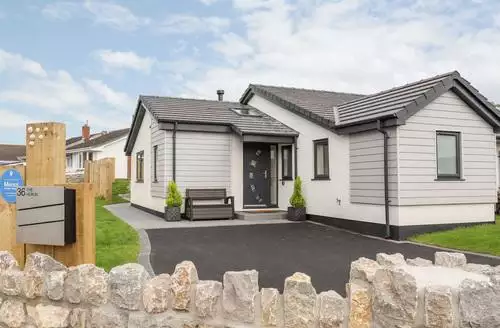 3 bedroom The Herun beach and hot tub in Anglesey