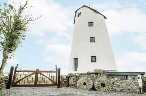 3 bedroom The Old Cornmill beach and hot tub in Anglesey