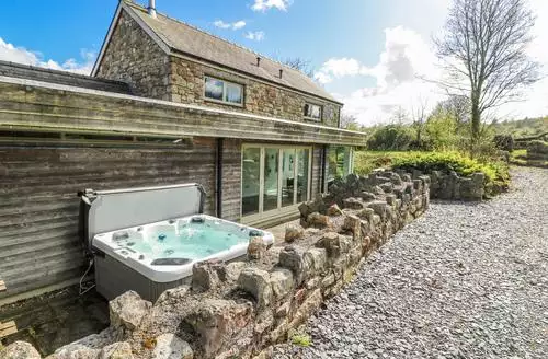 4 bedroom Too Hoots beach and hot tub in Anglesey