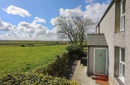 4 bedroom Tregynrig Bach beach and hot tub in Anglesey