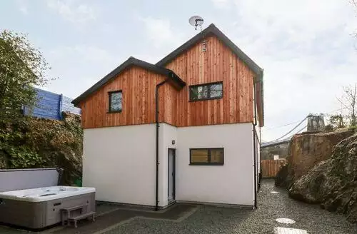 4 bedroom Ty Chwarel beach and hot tub in Anglesey