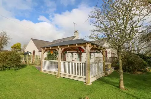 3 bedroom Ty Gwennol beach and hot tub in Anglesey