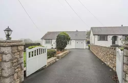 3 bedroom Tyddyn Glas beach and hot tub in Anglesey