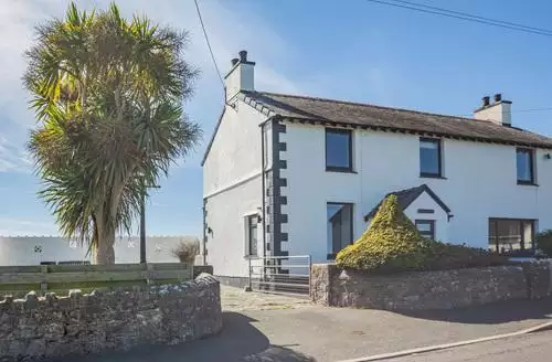 3 bedroom Tyn Y Berth beach and hot tub in Anglesey