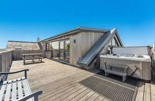 2 bedroom Ysbryd Y Mynydd beach and hot tub in Anglesey