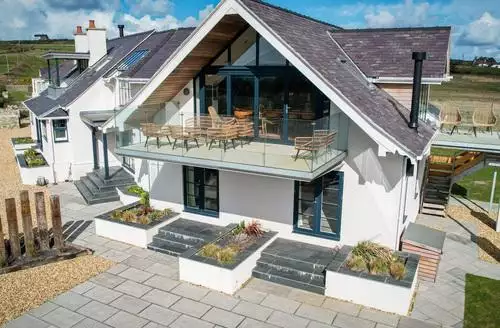 6 bedroom Glan Towyn in Anglesey