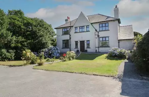 5 bedroom Monarfon in Anglesey