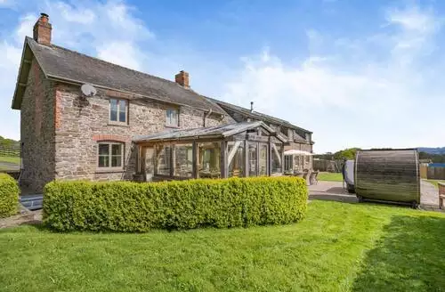 6 bedroom 6 Bed Cottage In Llanwern in Brecon Beacons
