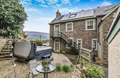 9 bedroom 9 Bed Cottage In The Dardy in Brecon Beacons