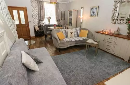 3 bedroom 5 Pontardulais Road in Gower Peninsula