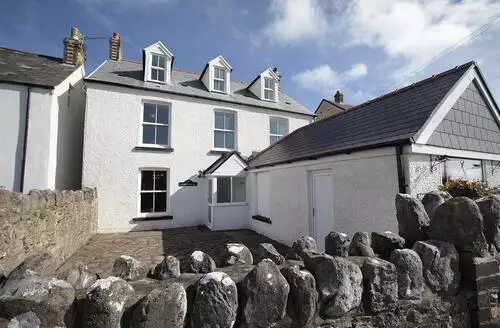 6 bedroom 6 Bed Cottage In Gower in Gower Peninsula