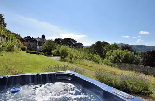 4 bedroom 4 Bed Cottage In Colwyn Bay in Llandudno