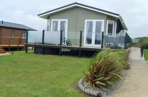 3 bedroom 24 Golf Village beach and hot tub in North Wales