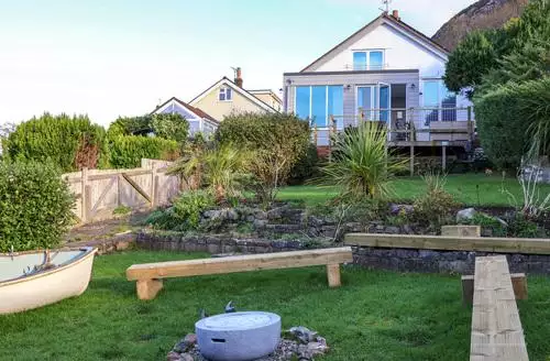 4 bedroom Awel Y Mor beach and hot tub in North Wales