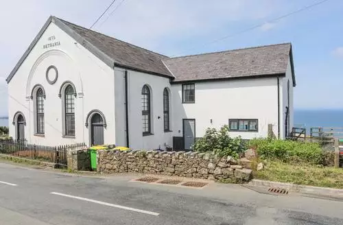 4 bedroom Capel Bethania beach and hot tub in North Wales