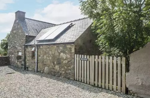 2 bedroom Cegin Foch beach and hot tub in North Wales