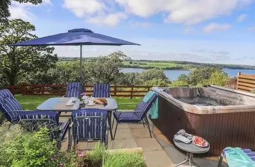 5 bedroom Gwylan Uchaf beach and hot tub in North Wales