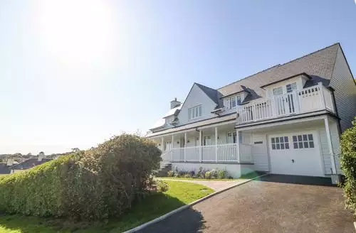 4 bedroom Haul A Gwynt beach and hot tub in North Wales