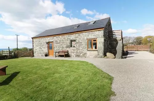 3 bedroom Sgubor beach and hot tub in North Wales