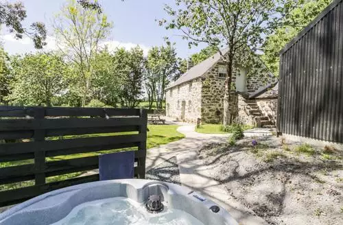 4 bedroom Stabla beach and hot tub in North Wales