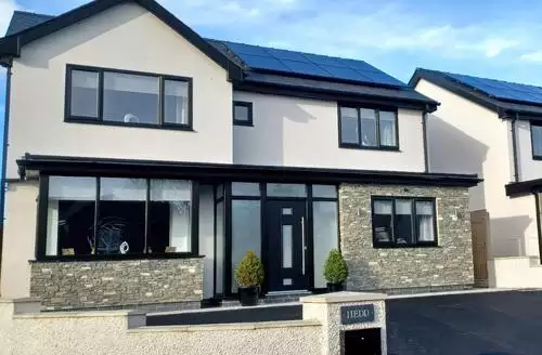 5 bedroom Hedd in North Wales