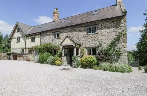 5 bedroom Pentre Hall in North Wales